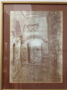 The old photo of the entrance to Eliahu Hanavi Synagogue.